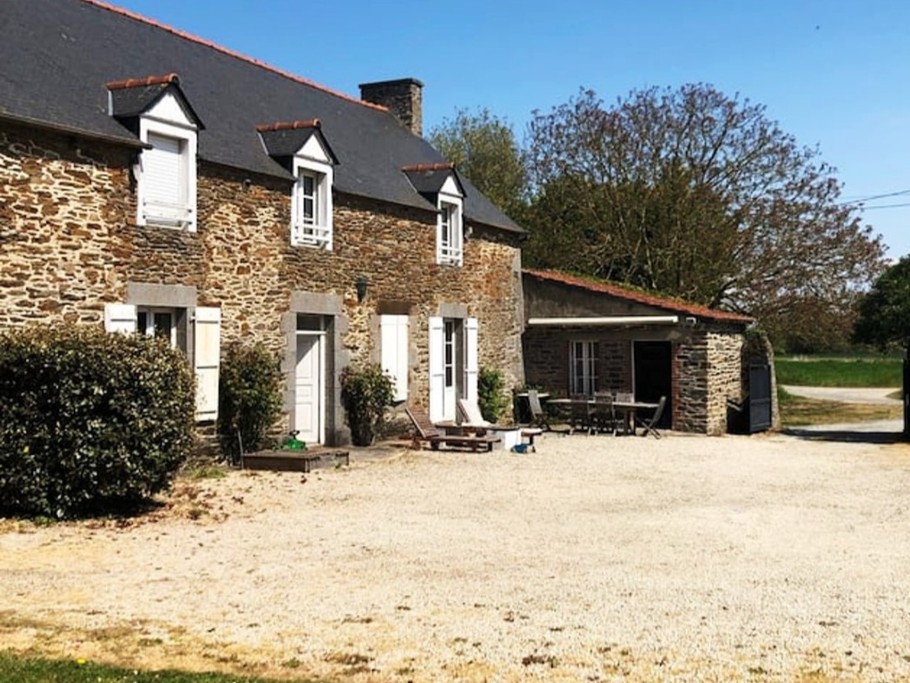 Façade avant de la maison. Propriété close (portail). Salon de jardin avec store banne.
Crédits photo : Mégane ARNAL