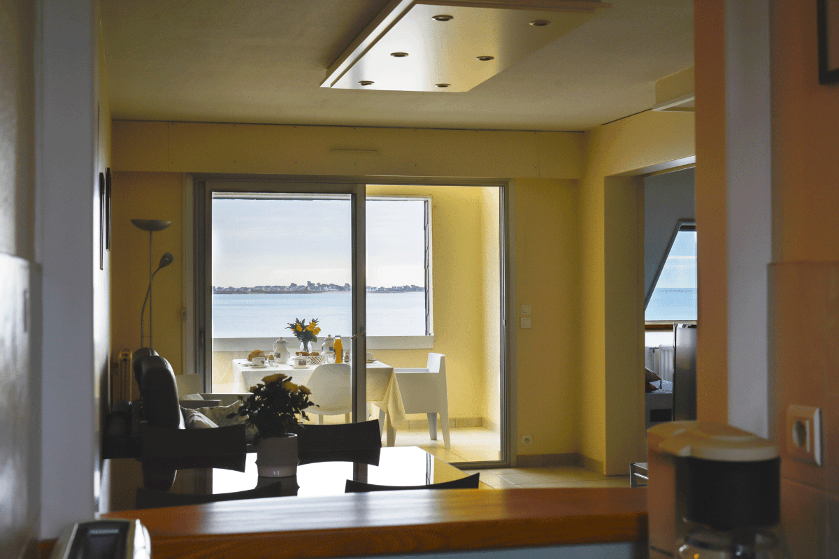 vue (prise de la cuisine) sur le salon et la terrasse