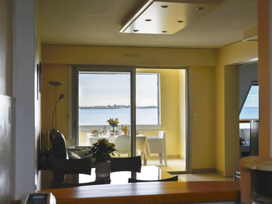 vue (prise de la cuisine) sur le salon et la terrasse