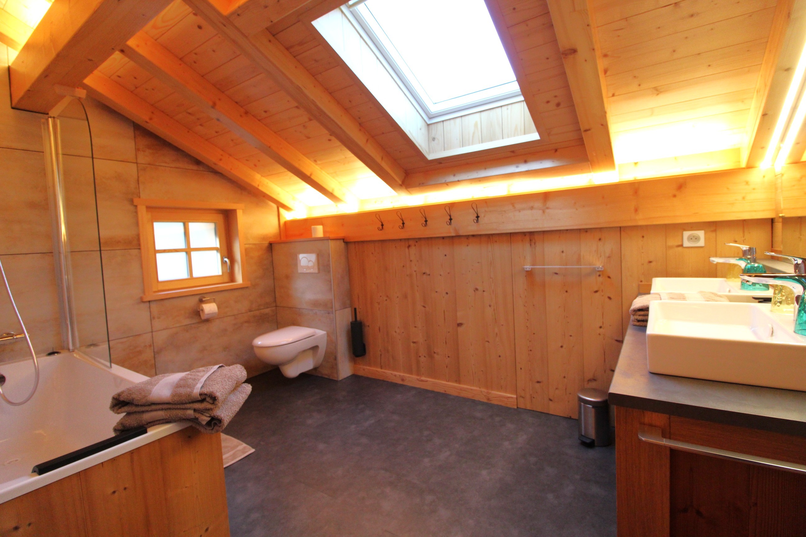 Salle de bain étage - Chalet du Pré Temy, avec sauna et jeux extérieur