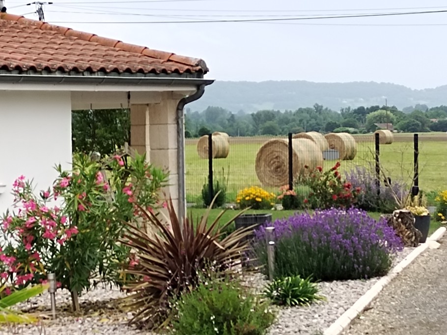 Entrée du gîte avec portail électrique, cours privée pour les véhicules.