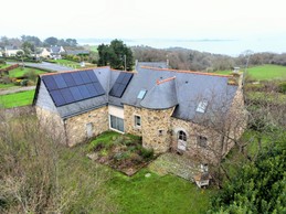 En hiver, équipé de panneaux solaires