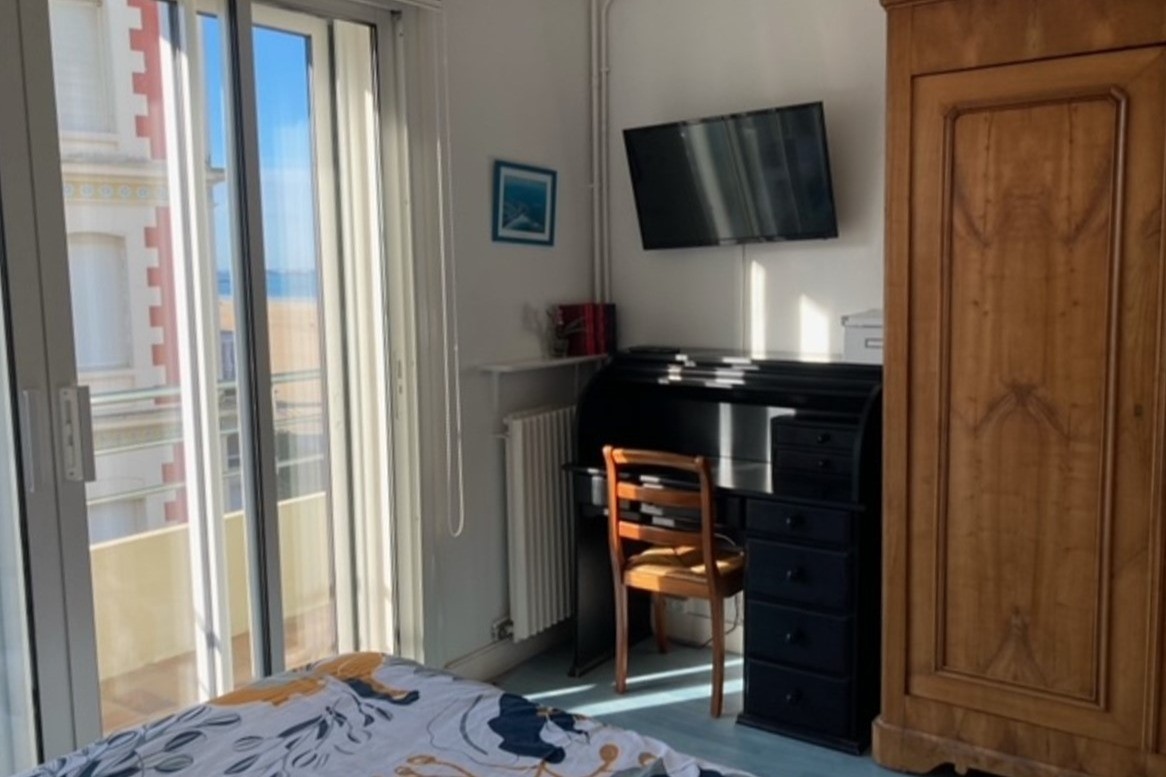 Chambre pour 2 personnes (lit 140 cm) avec bureau et rangements. Accès balcon et vue mer.