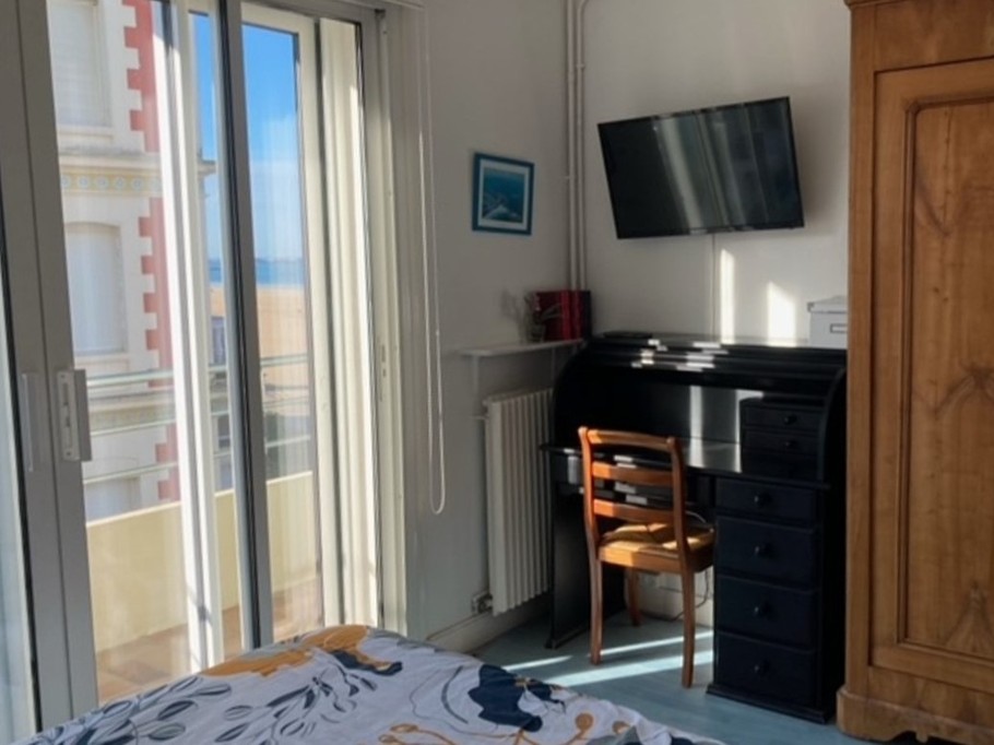 Chambre pour 2 personnes (lit 140 cm) avec bureau et rangements. Accès balcon et vue mer.