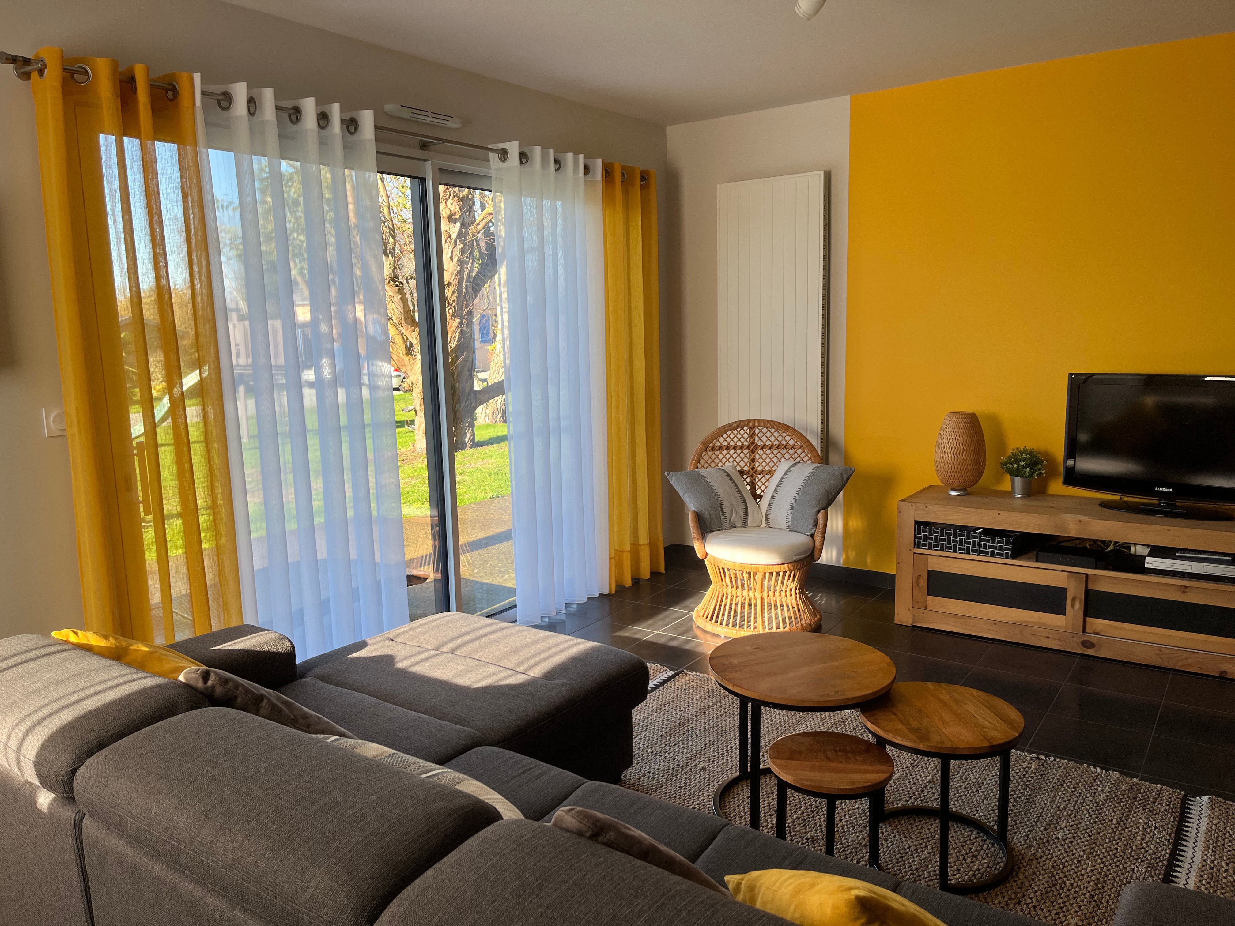A 35 m² living area comprising a lounge, living room and kitchen. Sofa bed. Direct access to the terrace and garden from the lounge area. Smart TV with a Netflix subscription and catch-up TV for digital terrestrial channels available.