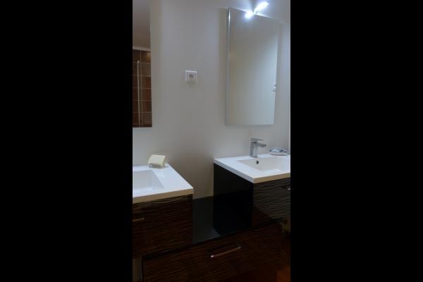 Deux grandes vasques dans la salle de bain