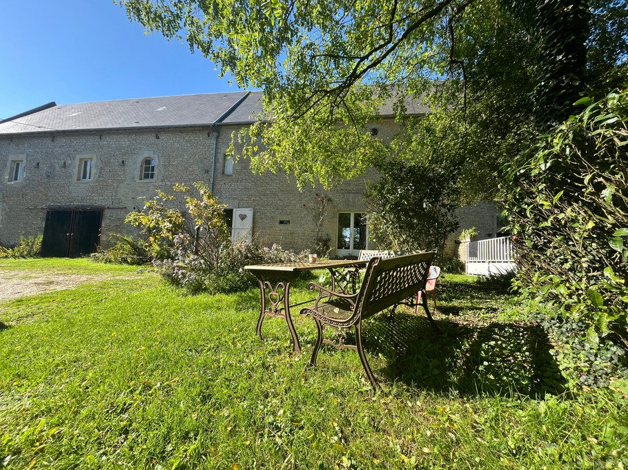 Vue cour et jardin chambres et gite la ferme des châtaigniers