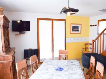 salon lumineux avec TV écran plat