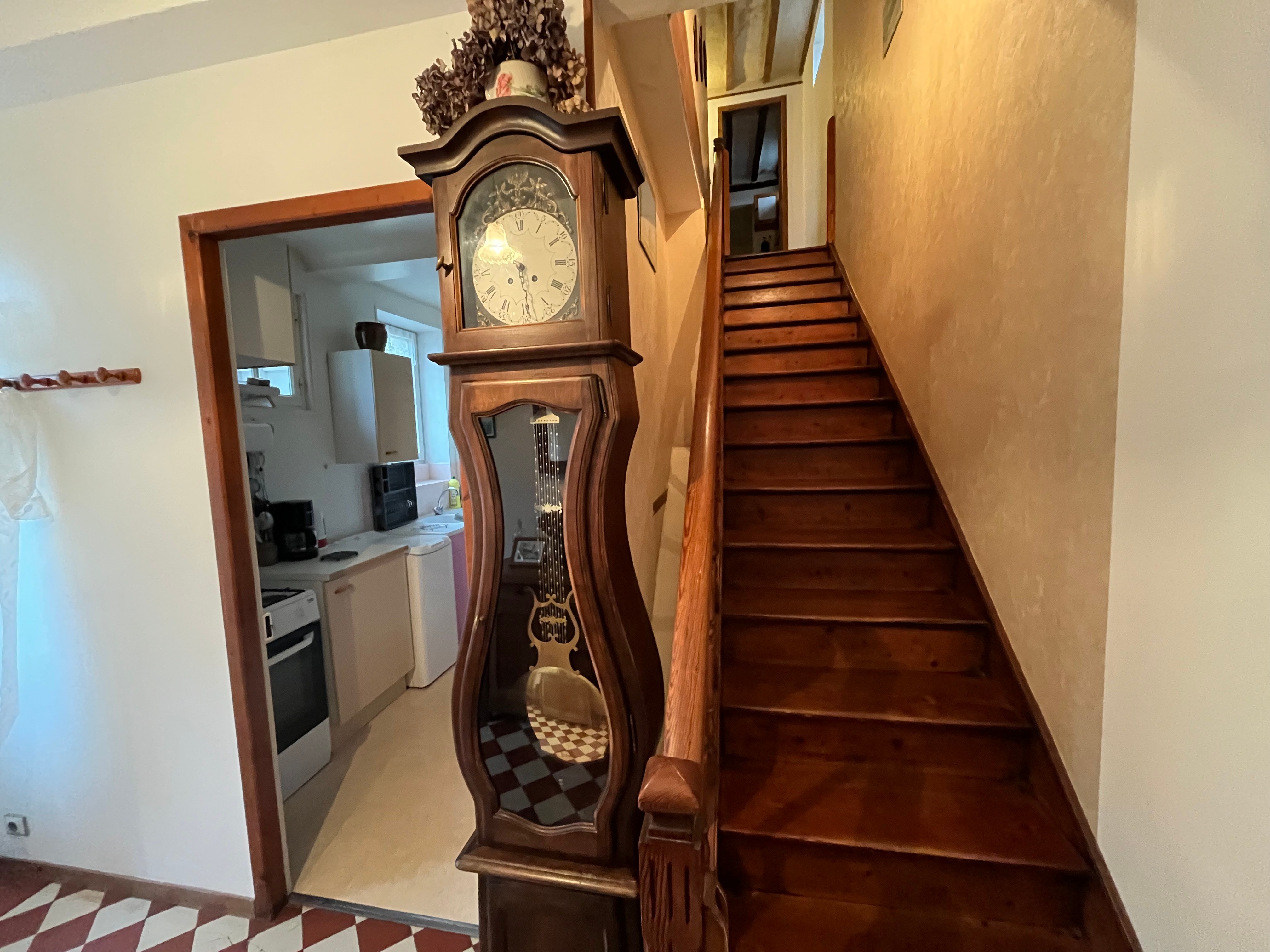 ASNELLES LOCATION DE VACANCES MAISON NORMANDE escalier horloge"