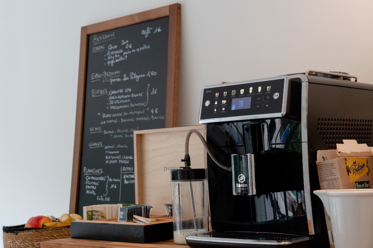 Salle petit déjeuner avec café et thé à disposition
