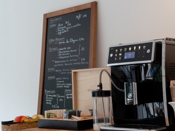 Salle petit déjeuner avec café et thé à disposition