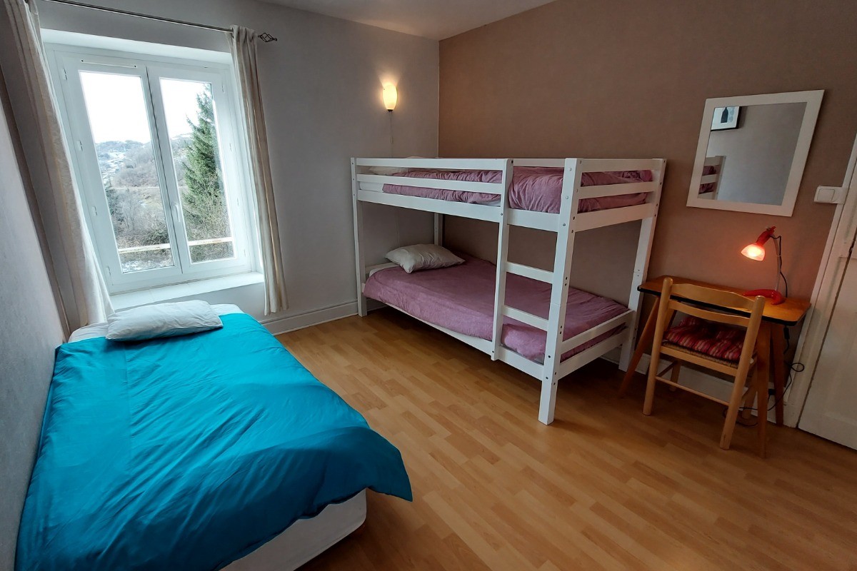 Chambre avec bureau