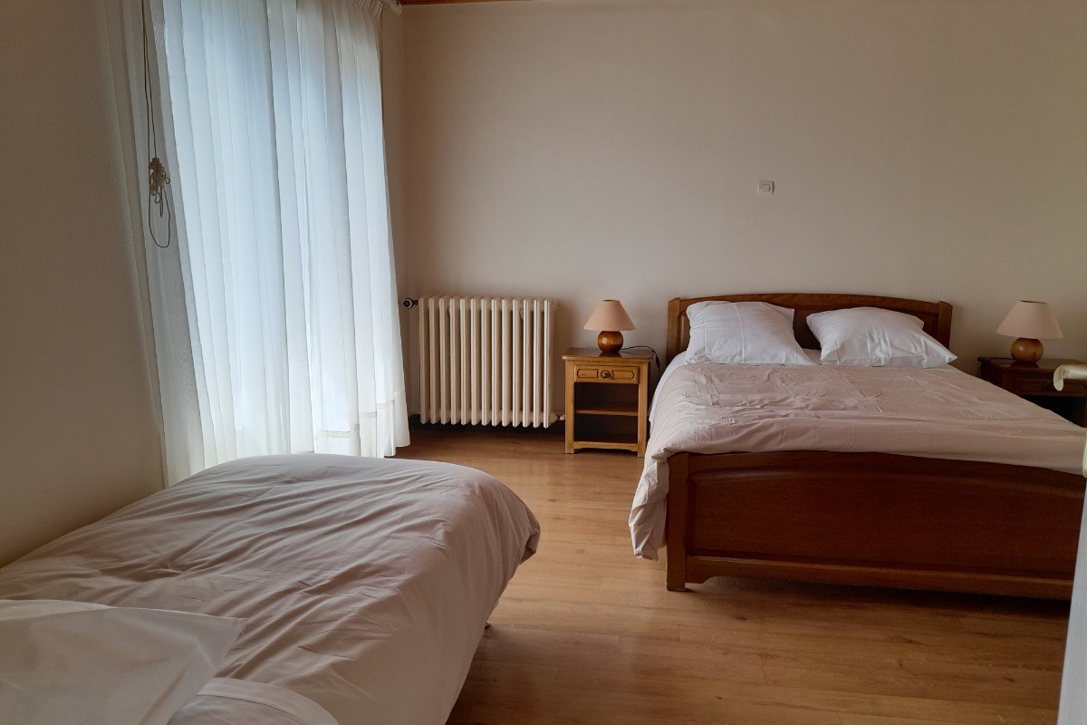 Chambre 1 lit en 140 cm et lit en 90 cm, équipés de couettes, faits à l'arrivée