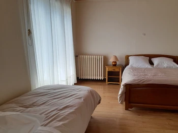 Chambre 1 lit en 140 cm et lit en 90 cm, équipés de couettes, faits à l'arrivée
