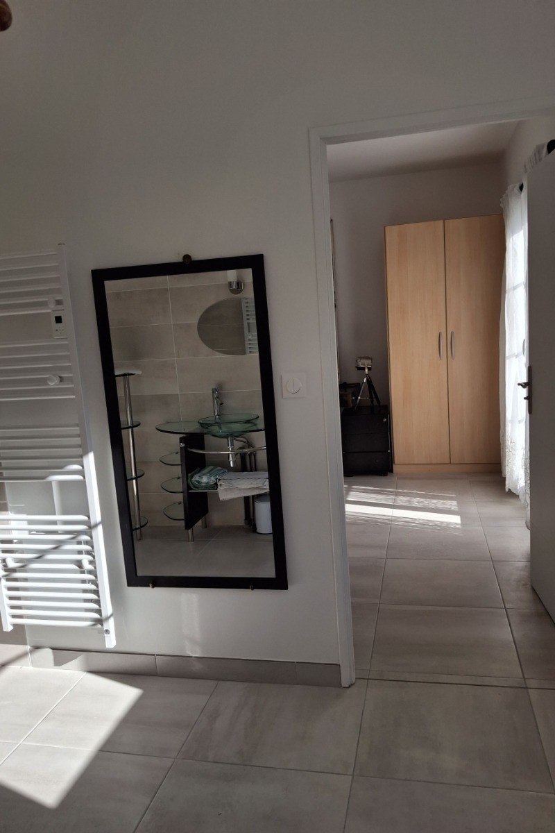 Salle d'eau contigu aux 2 chambres CUJI