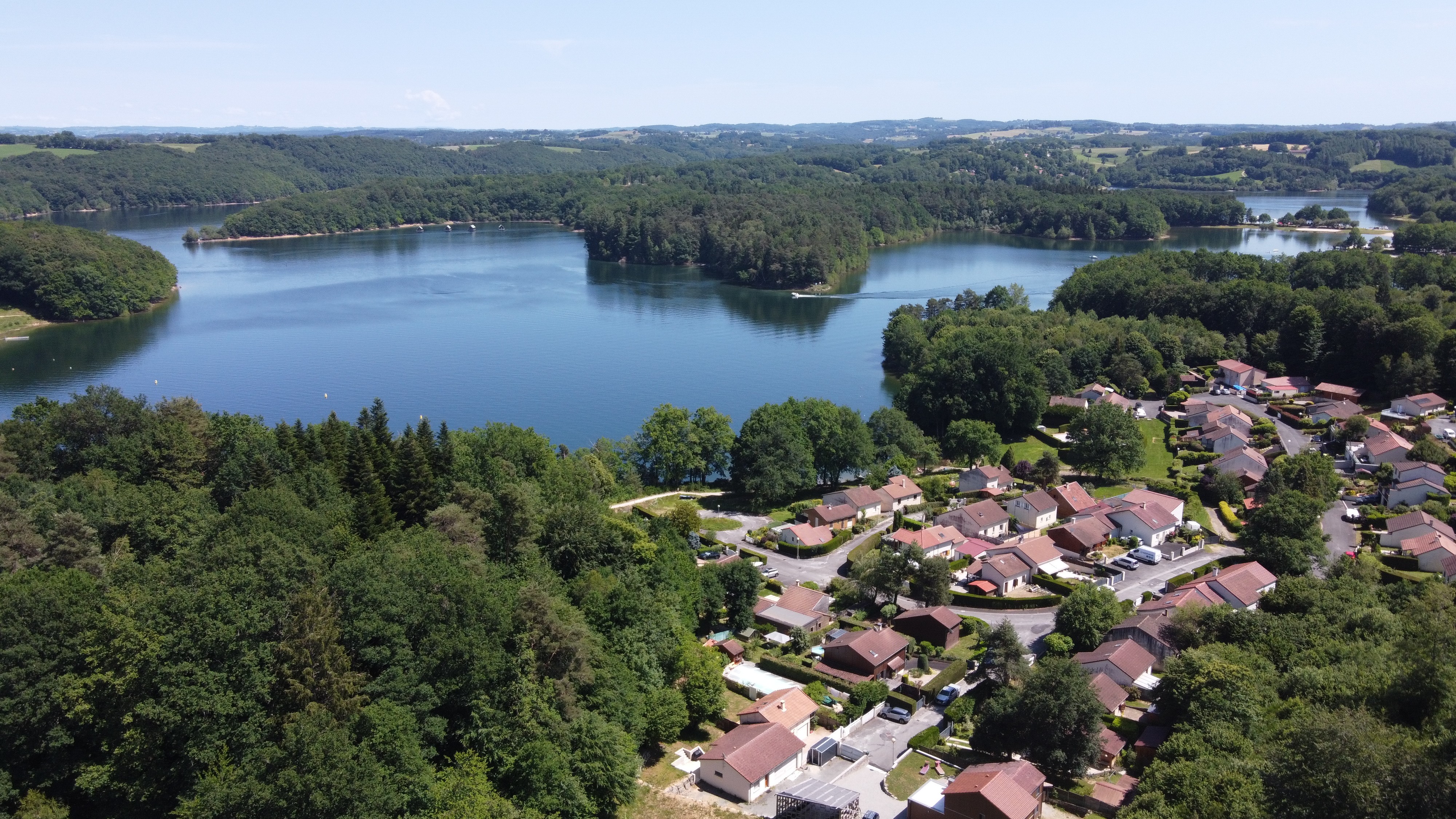 Vue aérienne du lac de Saint-Étienne-Cantalès à Saint-Gérons dans le Cantal