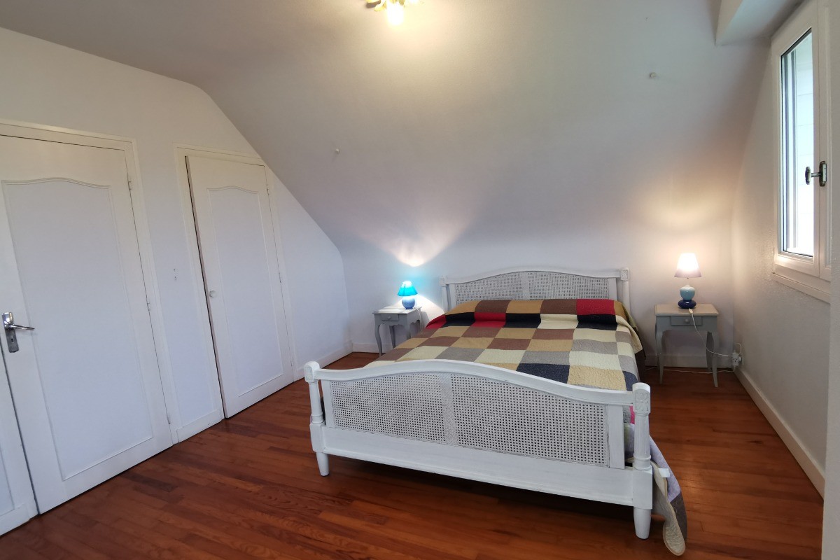 chambre à l'étage avec lit 160