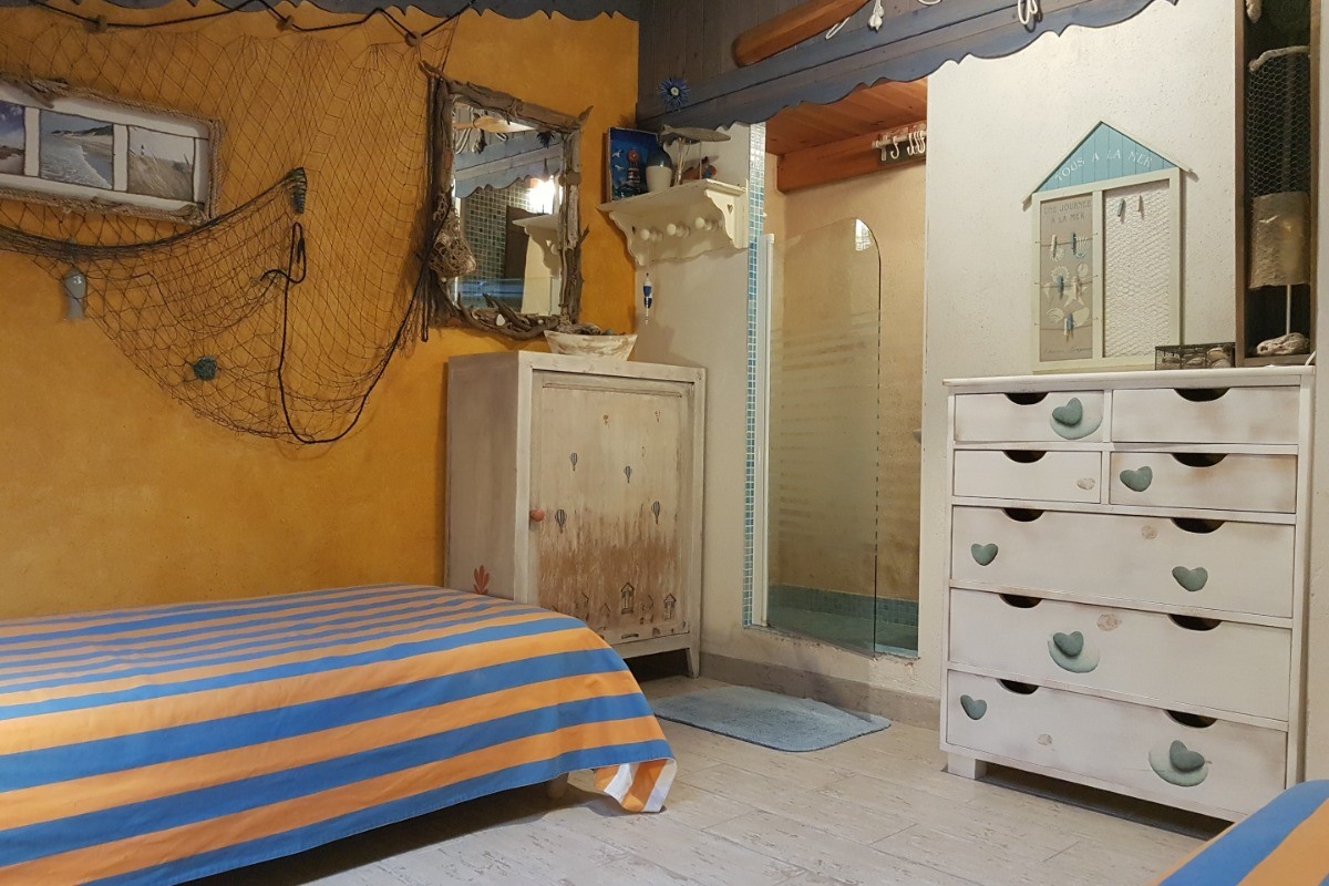 Chambre indépendante et de plain pied pour 2 personnes (2 lits 90 cm) avec rangements, et salle d'eau communicante.