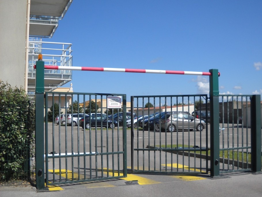 parking sécurisé et place numérotée