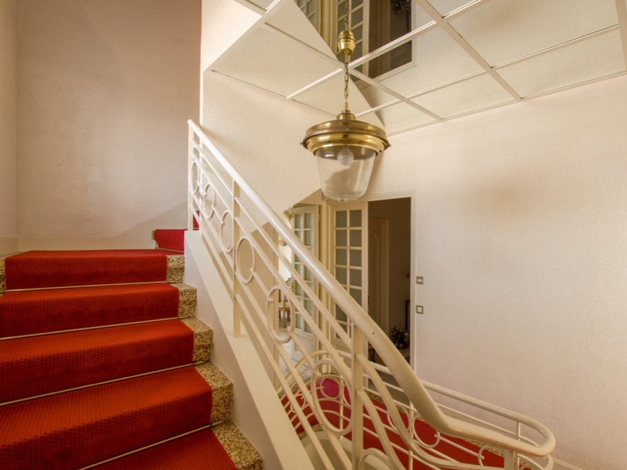 Escalier menant au 2ème étage