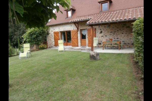 Vue extérieur terrasse couverte gîte de Trézagou St Céré LOT 46400