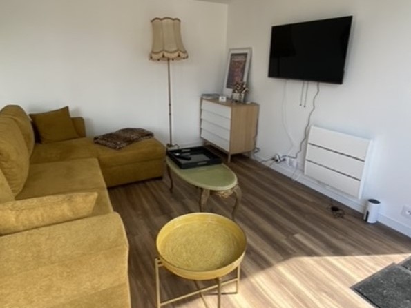 Agréable pièce de vie particulièrement ensoleillée grâce à ses larges baies vitrées. Coin cuisine bien équipée, coin séjour et coin salon (canapé convertible pour 2 personnes 140 x 190 cm).