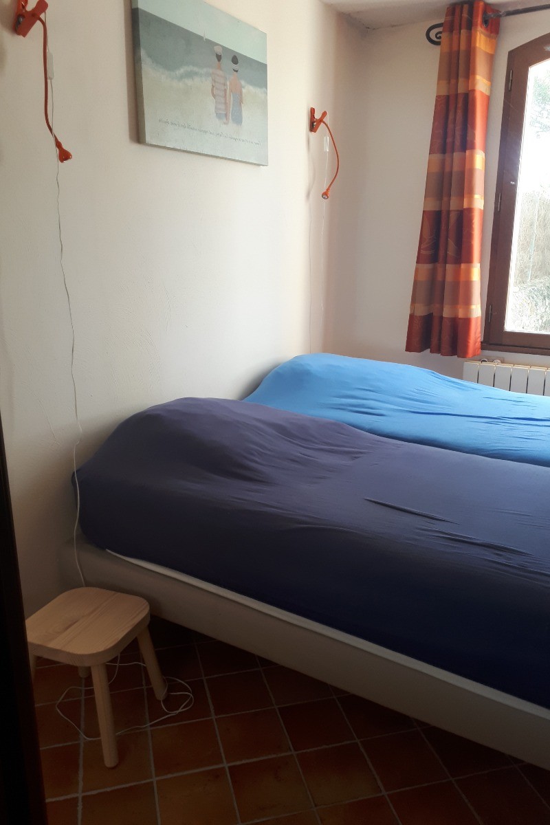 Bedroom with 2 single beds (90cm)