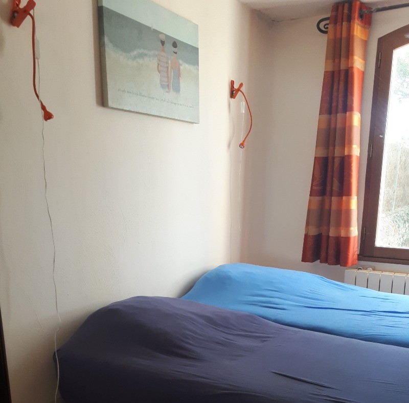 Bedroom with 2 single beds (90cm)