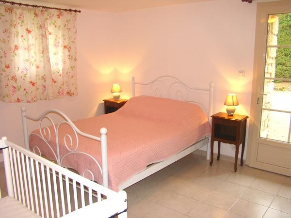 Chambre rose avec lit de 140 cm et salle d'eau (douche + WC)