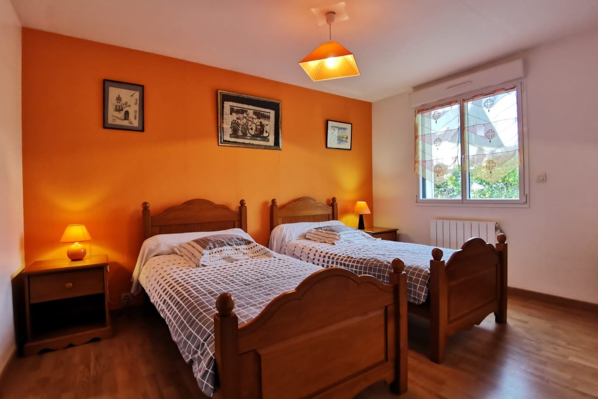 Deuxième chambre avec 2 lits 90 et sa salle d'eau