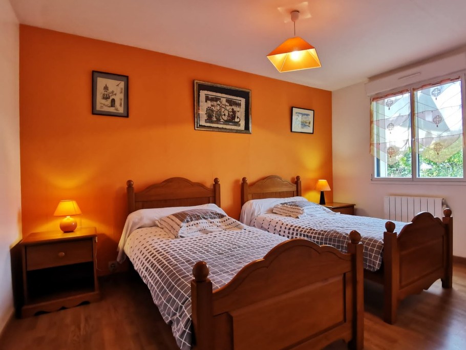 Deuxième chambre avec 2 lits 90 et sa salle d'eau