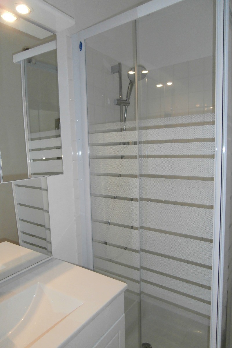 la salle de bains avec sa douche et ses rangements