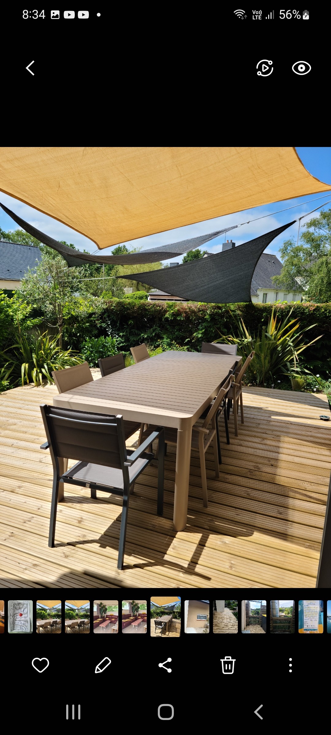 Table d'extérieur sous voiles  d'ombrage.