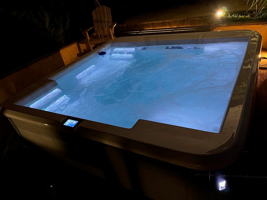 Spa pour des soirées sous une nuit étoilée . Spa réservable 1 jour avant la séance auprès du propriétaire par sms