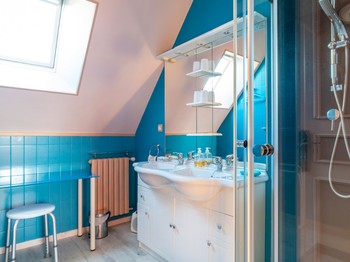 Etage: Salle d'eau privative et commune aux 2 chambres