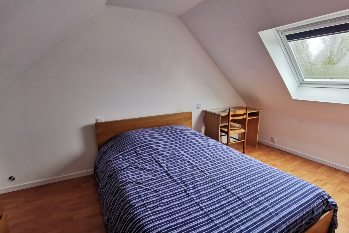 Chambre avec lit 140 à l'étage