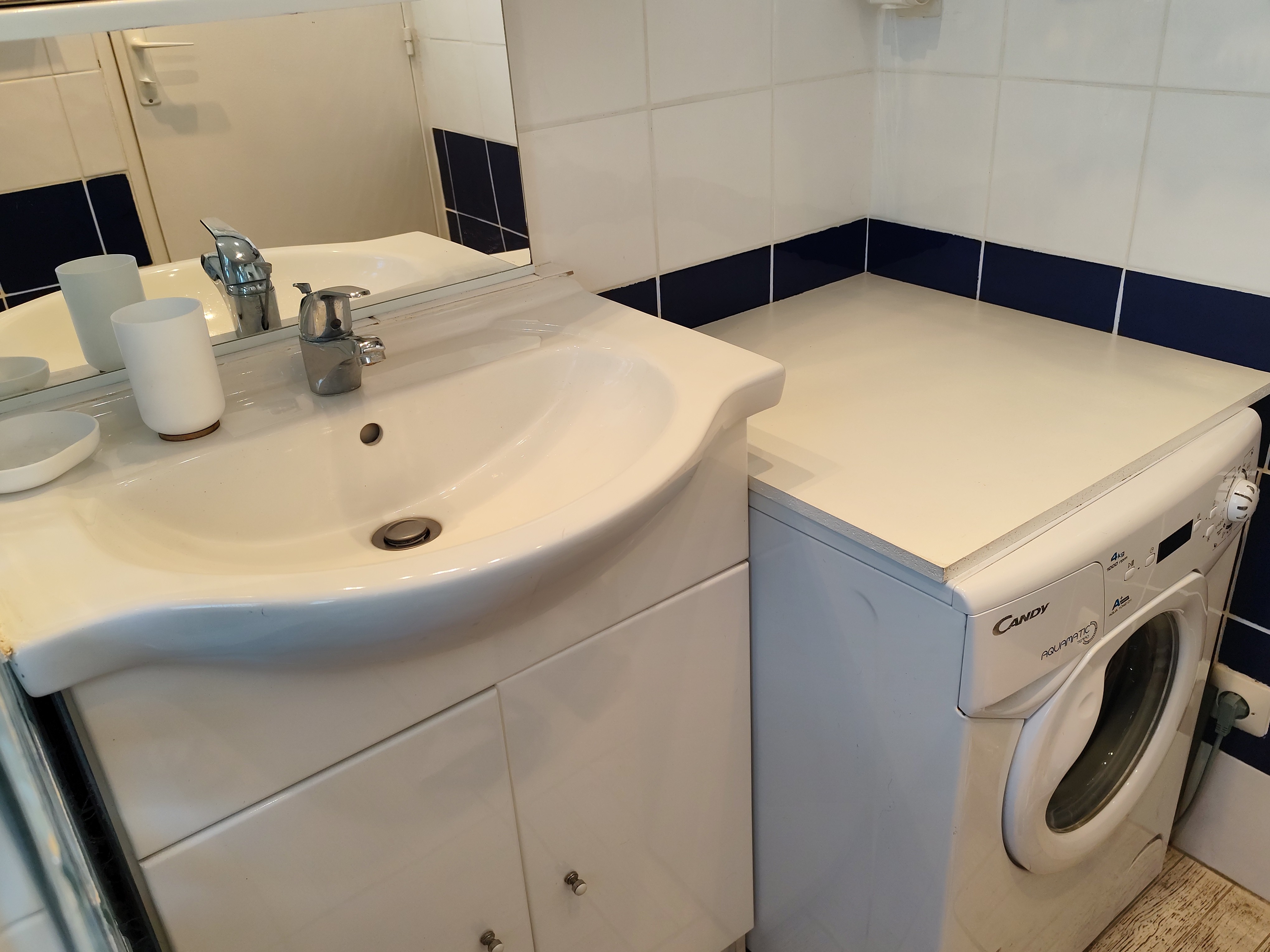 Salle d'eau avec lave linge