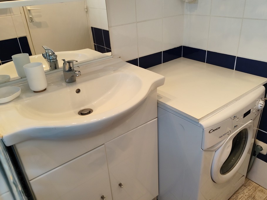 Salle d'eau avec lave linge