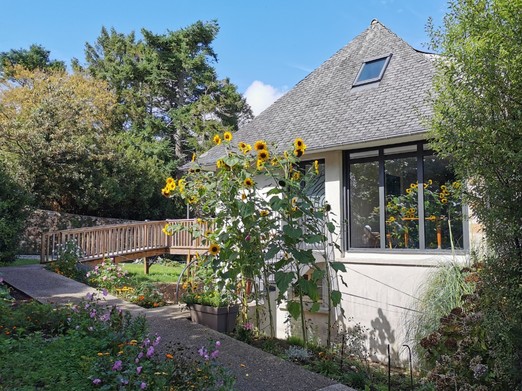 L'accès de la maison par le pignon ou l'arrière avec rampe pour personne à mobilité réduite