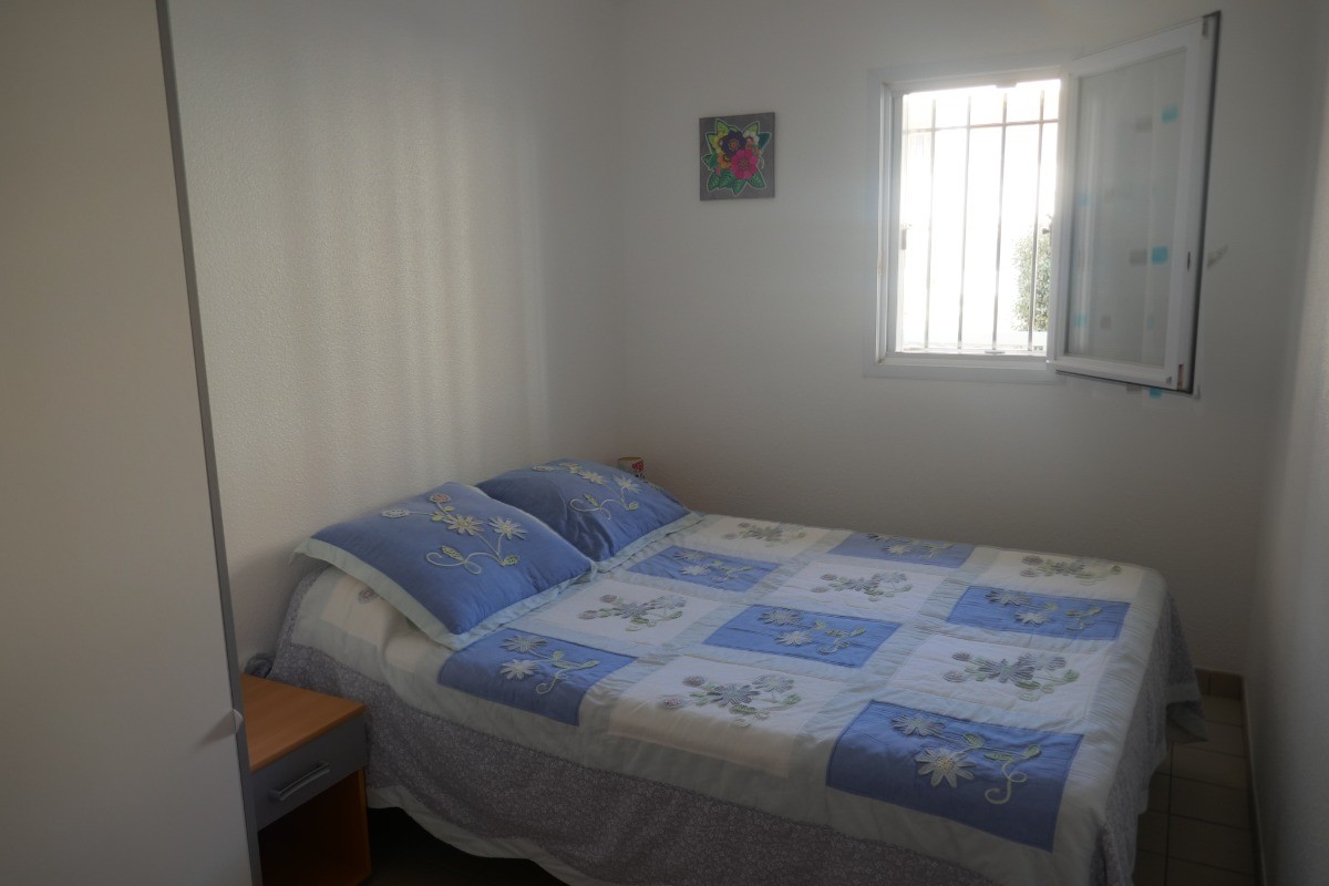 Chambre 2 avec un lit en 140