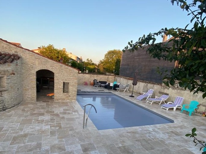 La Piscine commune avec les propriétaires du gîte Le Romarin à Courçon en Charente maritime