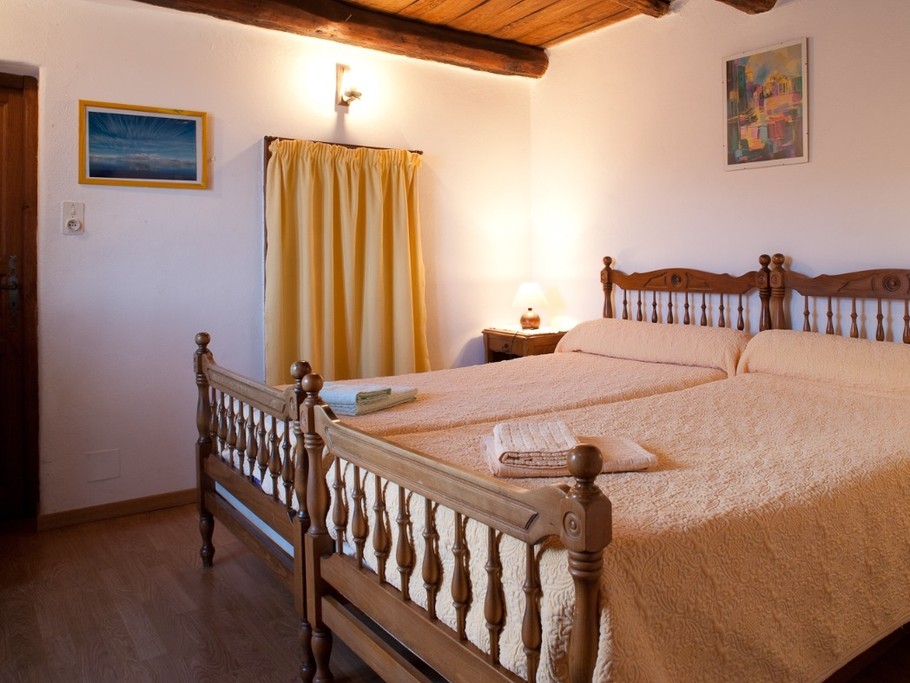 chambre JULIA avec 2 lits 90 cm ou 1 lit 180 cm