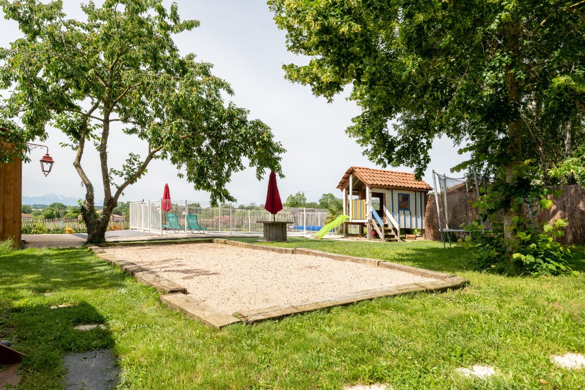 Domaine de la Cambre, terrain de pétanques, camping à la ferme, roulotte, gite avec piscine