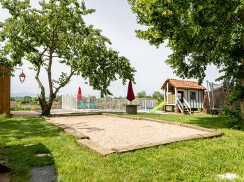 Domaine de la Cambre, terrain de pétanques, camping à la ferme, roulotte, gite avec piscine