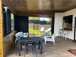 terrasse couverte pour la détente et les repas