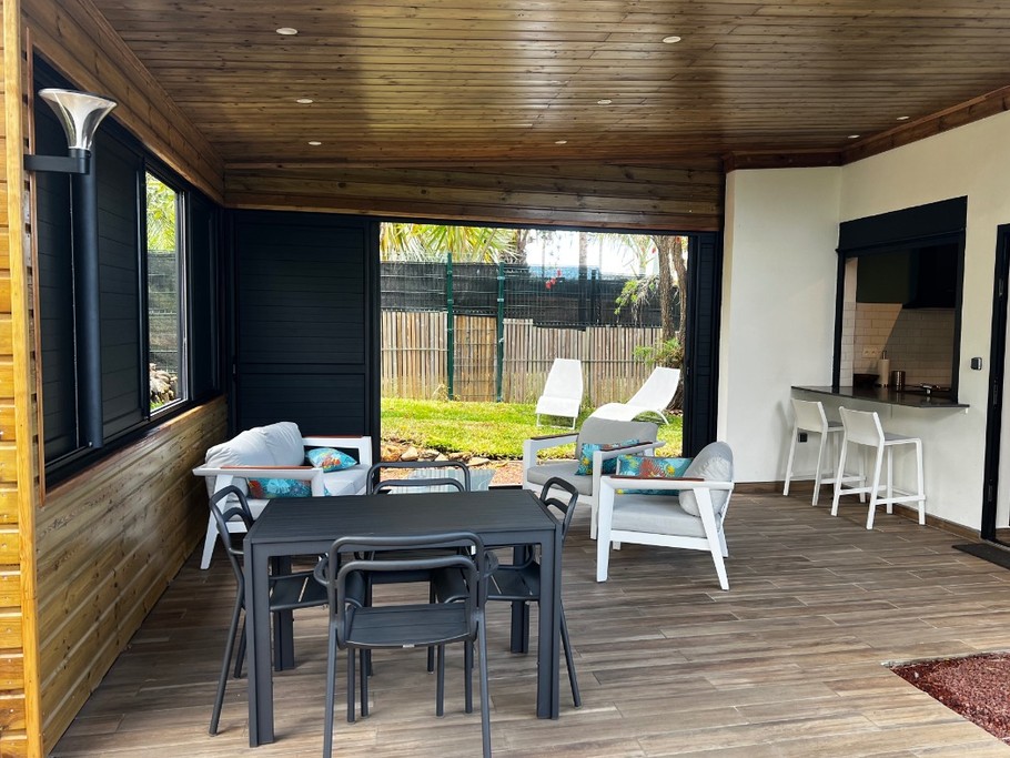 terrasse couverte pour la détente et les repas