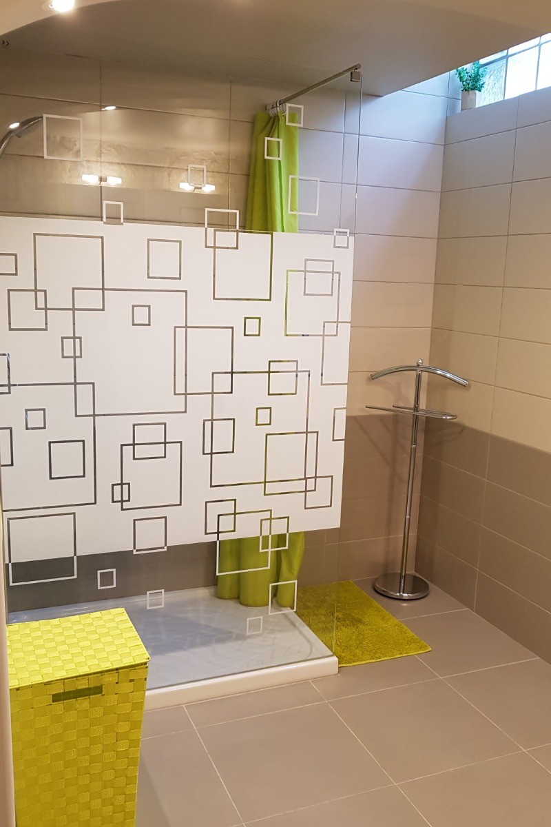Agréable et belle salle de bains. Receveur de douche 80 x 120 cm