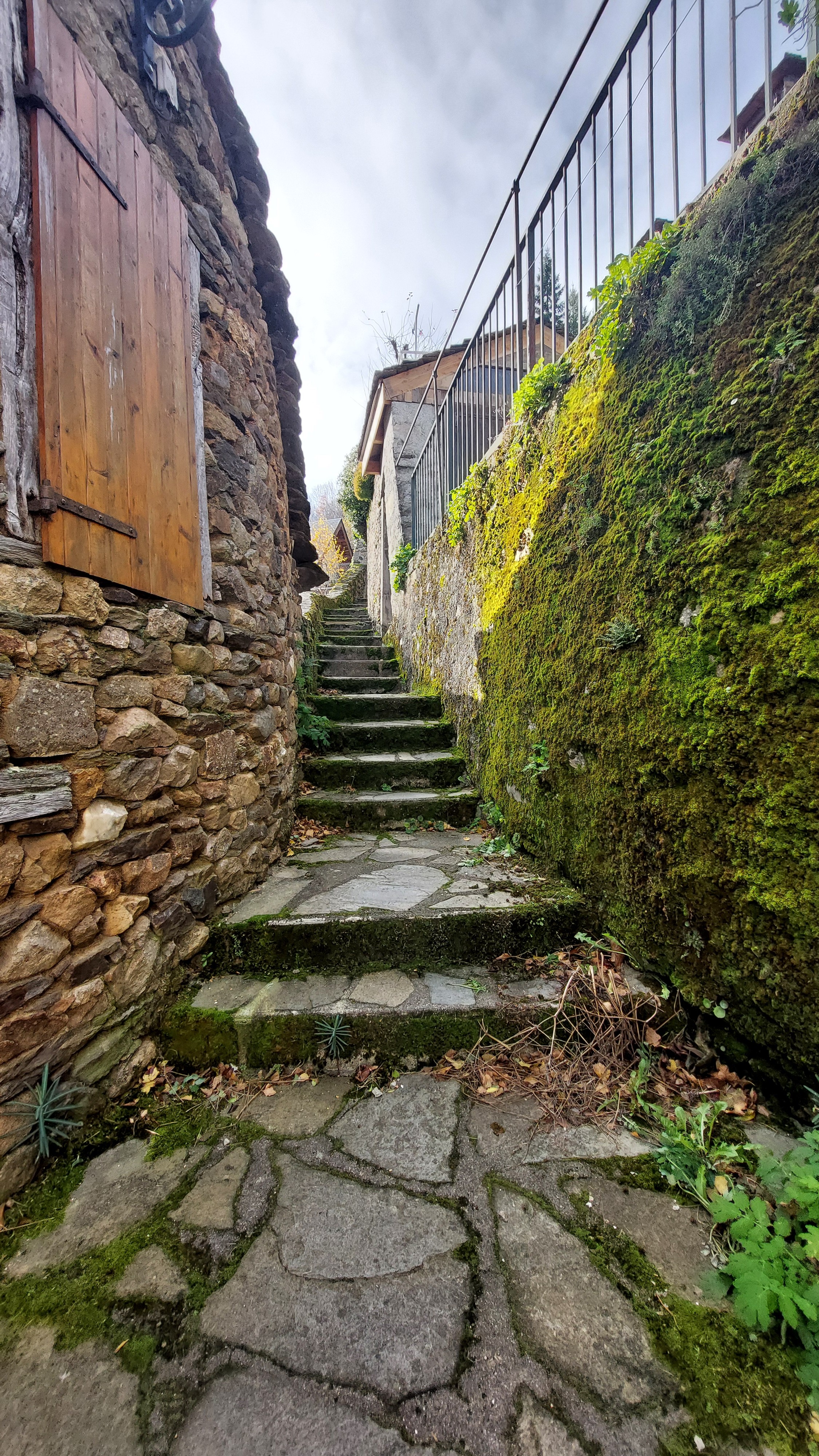 Ruelle pittoresque de Chaudes-Aigues, accès direct du gîte en plein cœur du village