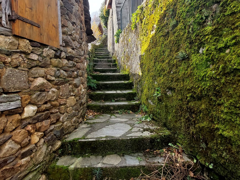 Ruelle pittoresque de Chaudes-Aigues, accès direct du gîte en plein cœur du village