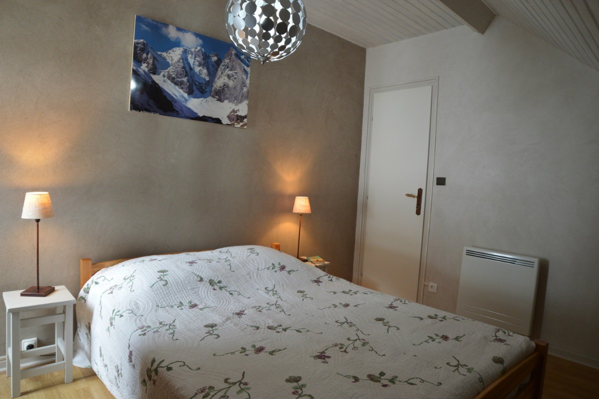 Chambre avec lit en 140cm, et la vue est la même que l'autre chambre!